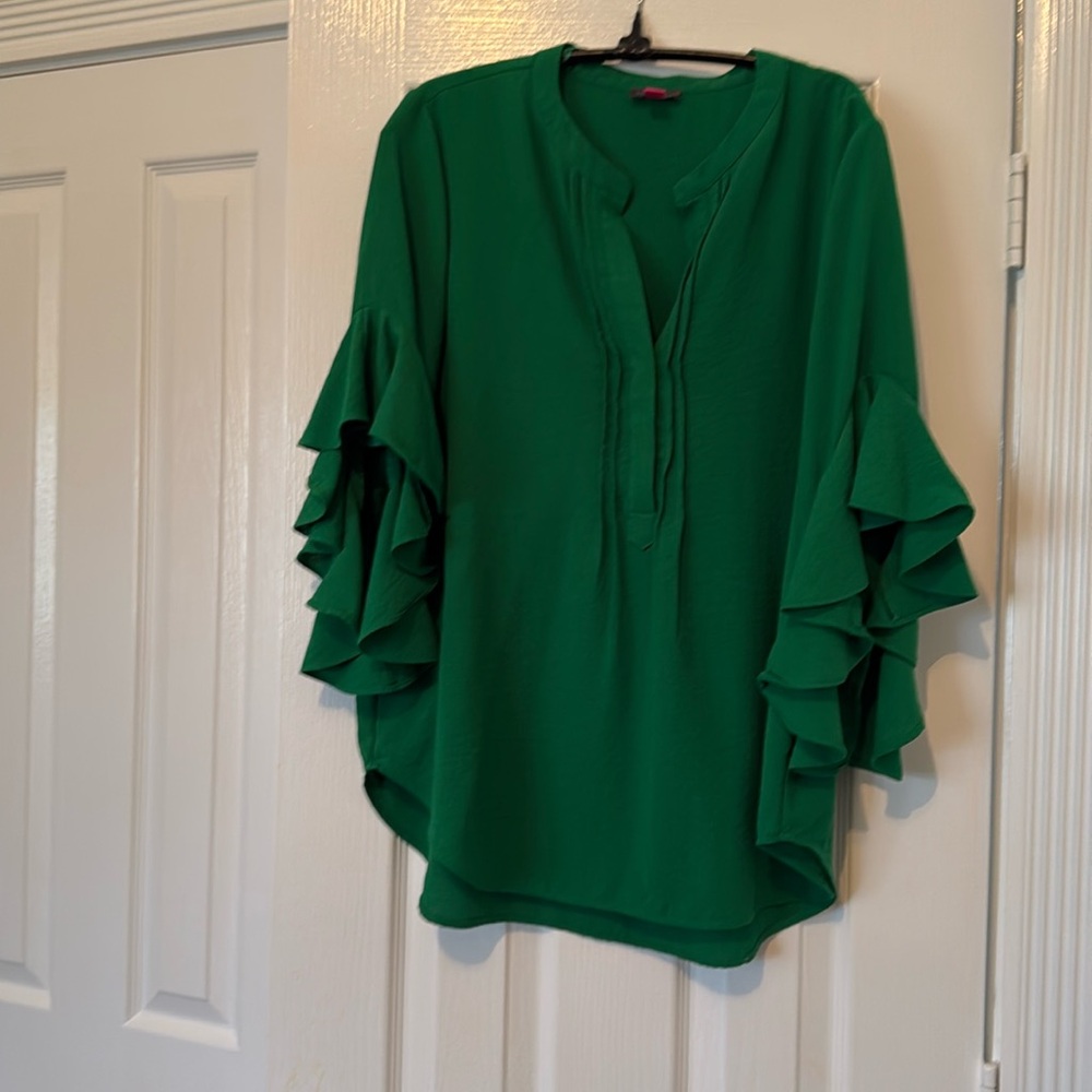 Vince Camuto Green Blouse with 3/4 length sleeves with flowing ruffle.